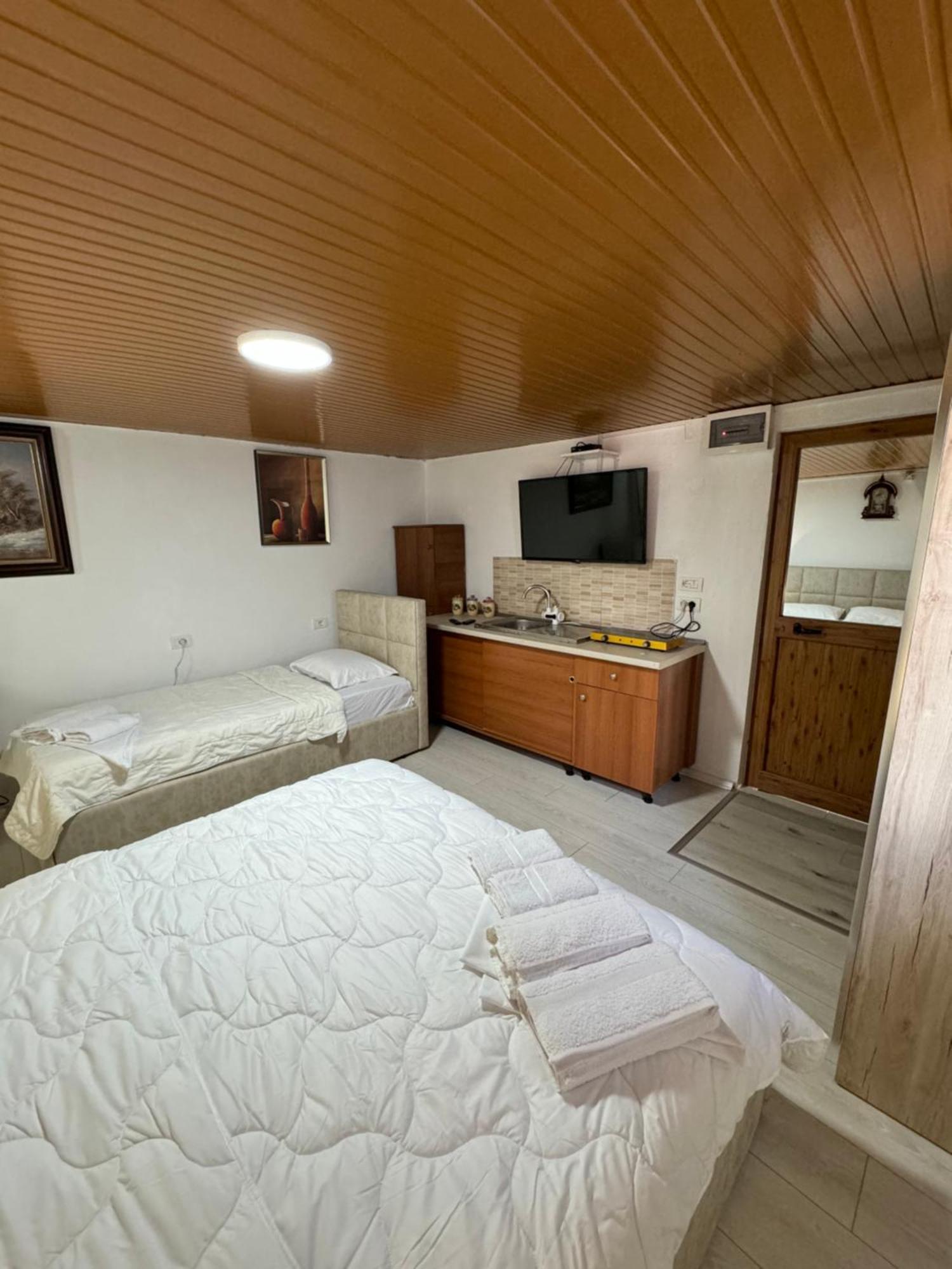 Lake Bliss Cabins Shkodër Екстериор снимка